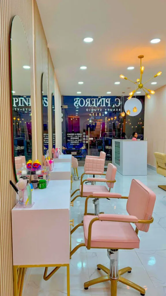 Local comercial Beauty Studio C. Piñeros en Monterrey con área de atención a clientes remodelada