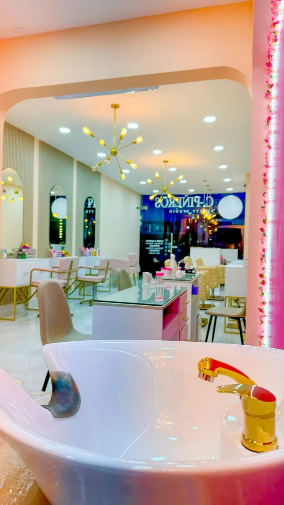 Adecuación interior para área de atención y lavado en Beauty Studio C. Piñeros en Monterrey