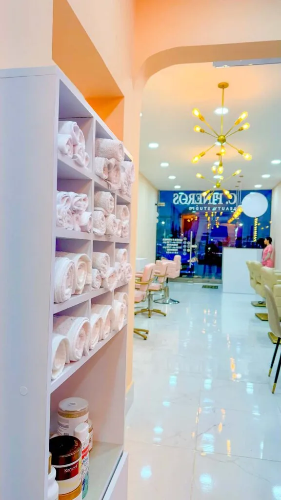 Diseño de local comercial Beauty Studio C. Piñeros en Monterrey con exhibición de productos y pasillo de atención