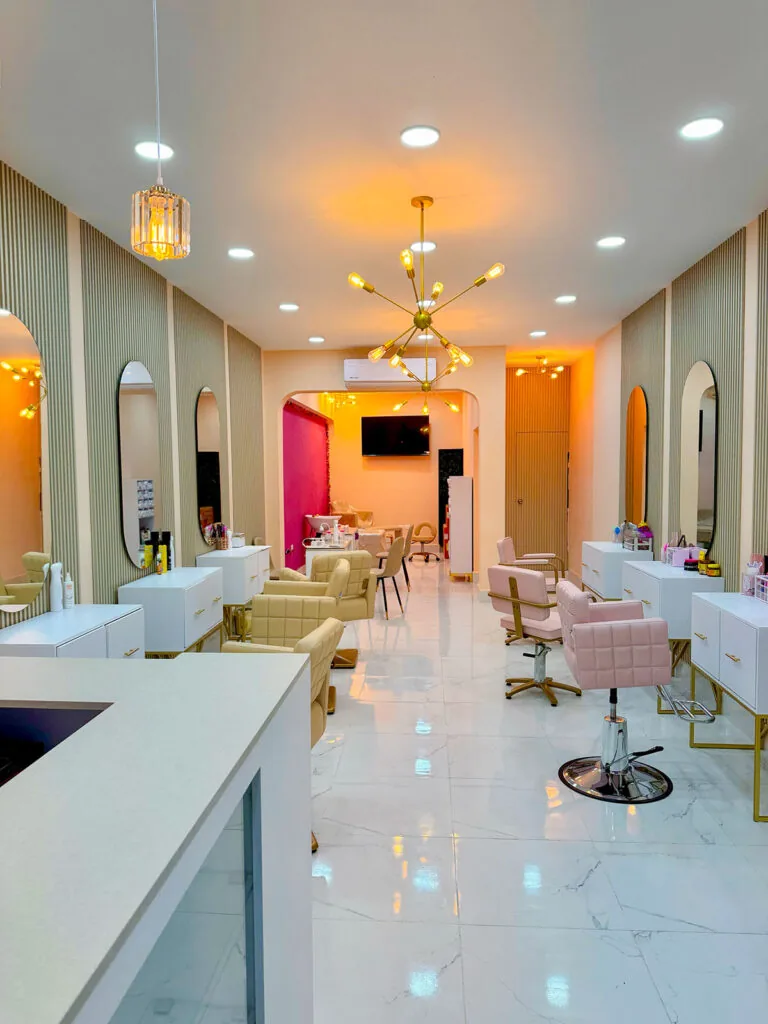 Remodelación de local comercial Beauty Studio C. Piñeros en Monterrey con salón de belleza terminado