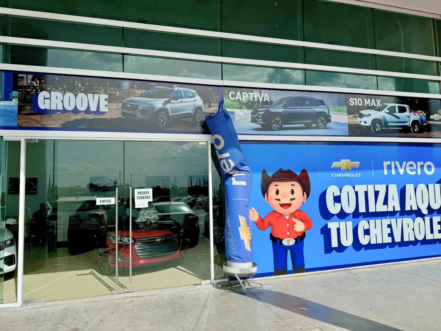 Fachada comercial de agencia Chevrolet Grupo Rivero como proyecto de remodelación comercial en Nuevo León