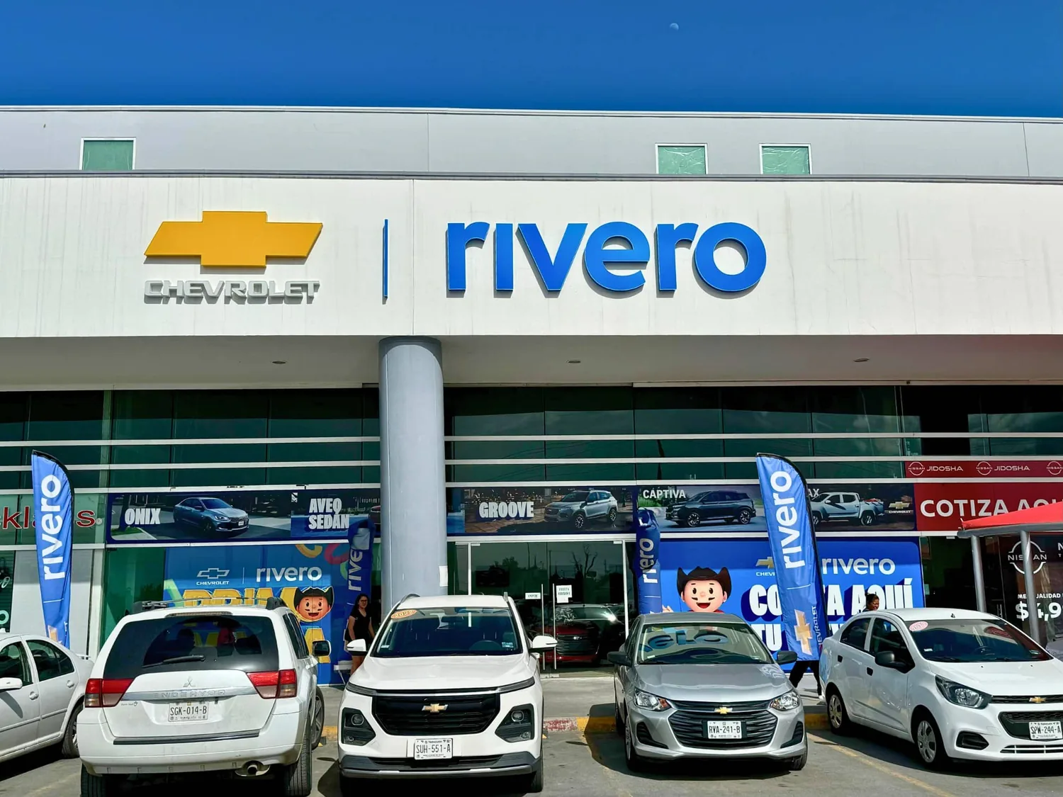 Fachada de agencia automotriz Rivero en proyecto comercial realizado en Nuevo León