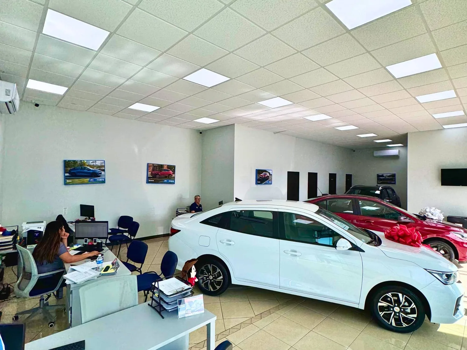 Remodelación de espacio comercial Grupo Rivero con showroom automotriz y área de atención a clientes en Nuevo León