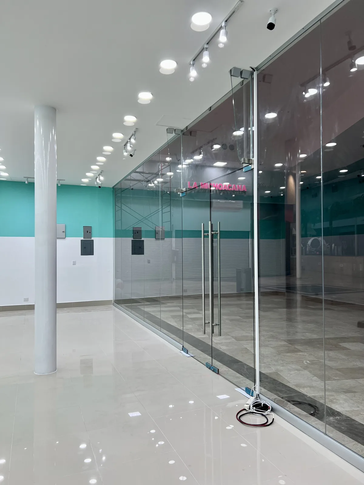 Adecuación de área de atención y exhibición para local comercial La Chinita en Monterrey