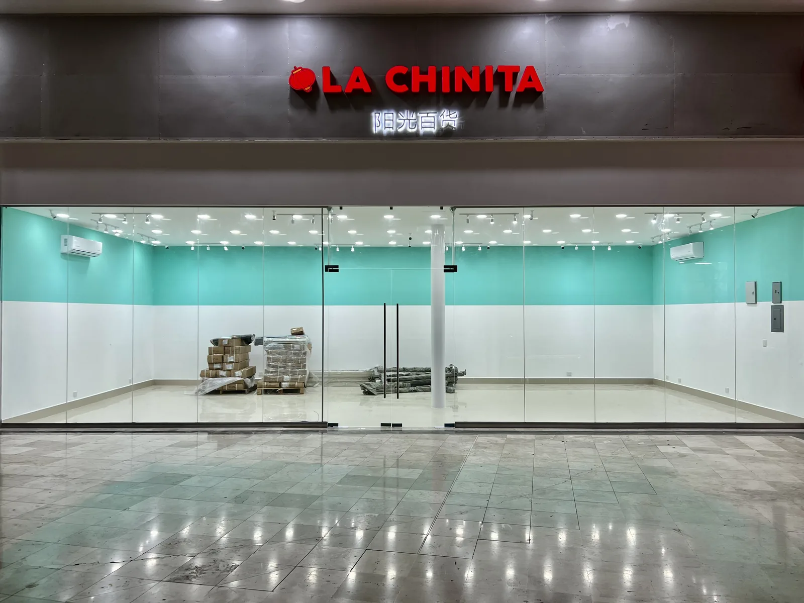 Remodelación de local comercial La Chinita en Monterrey con fachada de cristal e iluminación interior