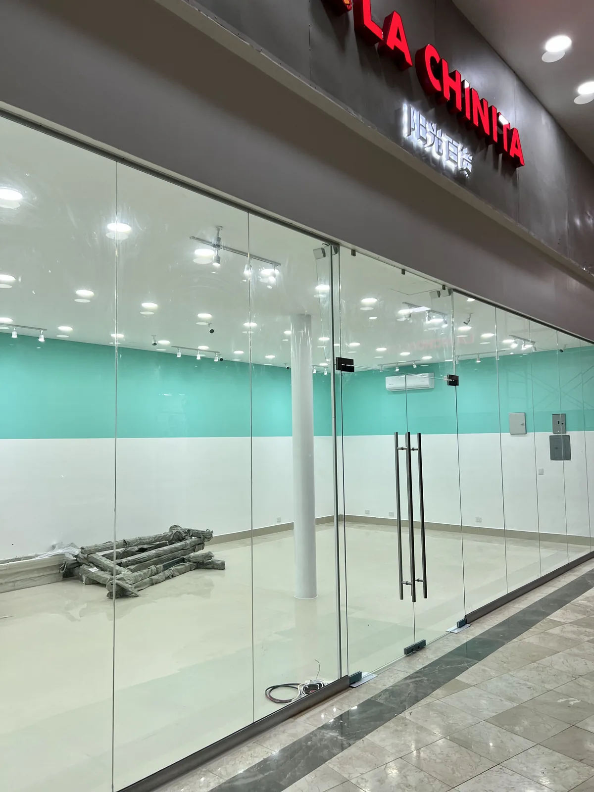 Interior terminado de local comercial La Chinita en Monterrey con muros, piso e iluminación listos para operar