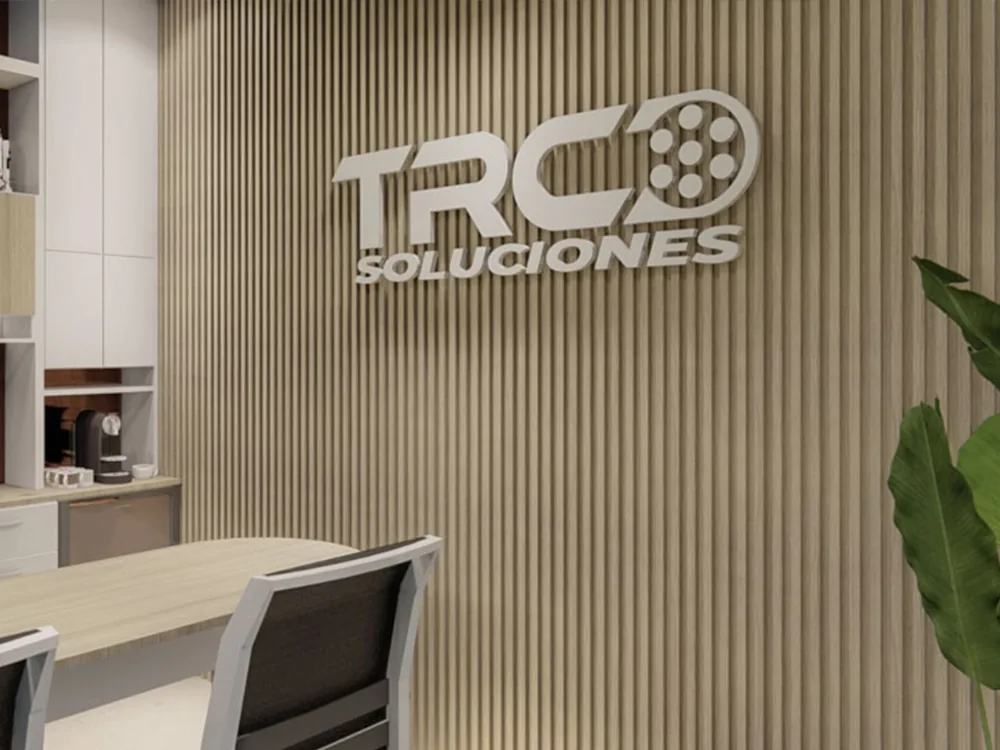 Muro corporativo con logo de TRC Soluciones en proyecto de remodelación comercial en Monterrey